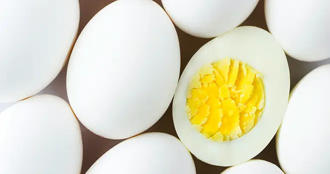kokta ägg och ett delat ägg